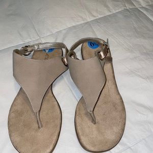 AEROSOLES size 6.5 tan with gold straps